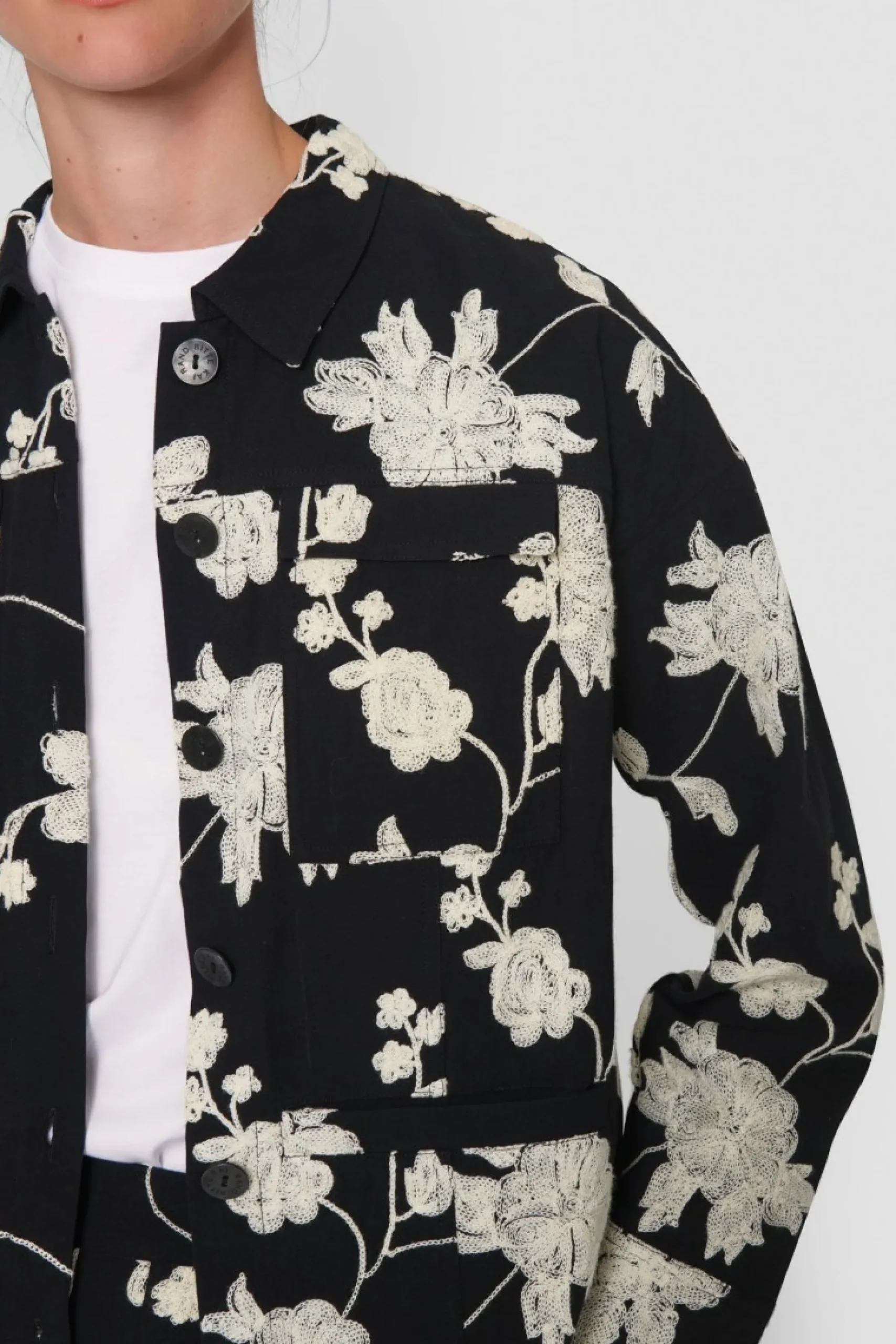 Embroidered Flower Jakke