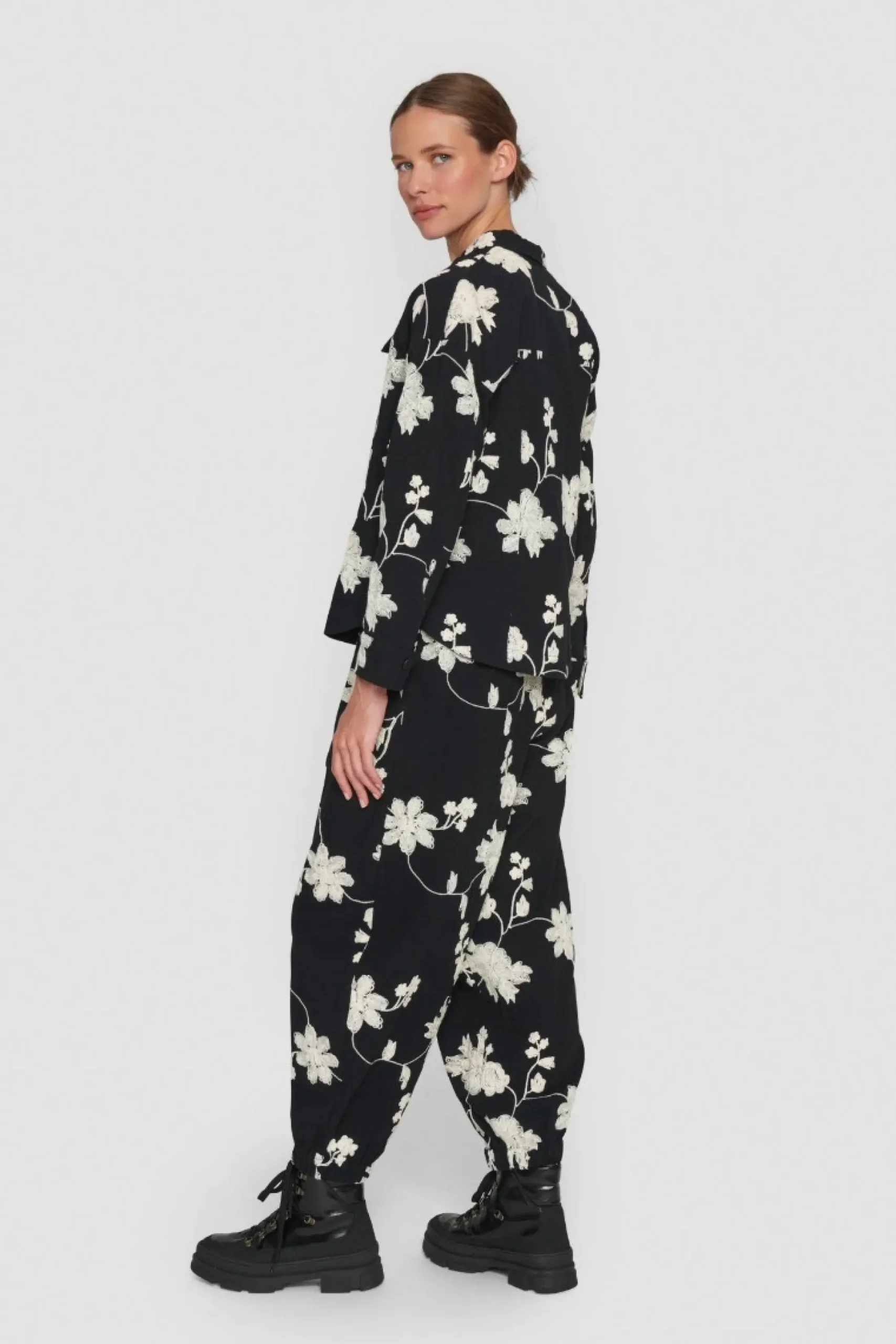 Embroidered Flower Jakke